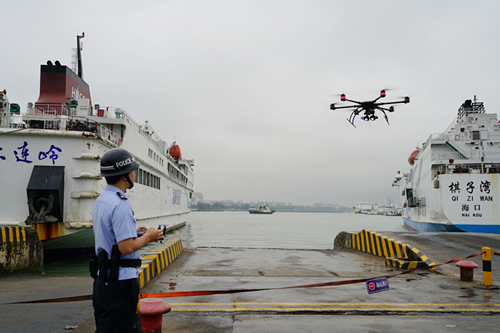 边检民警正在操作无人机对秀英港口开展巡查2_副本.jpg